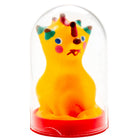 Ein handbemalter gelber gummiente novelty kondom im klaren glaskuppel auf rotem sockel von condomerie