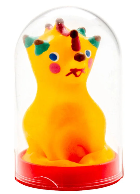Ein handbemalter gelber gummiente novelty kondom im klaren glaskuppel auf rotem sockel von condomerie