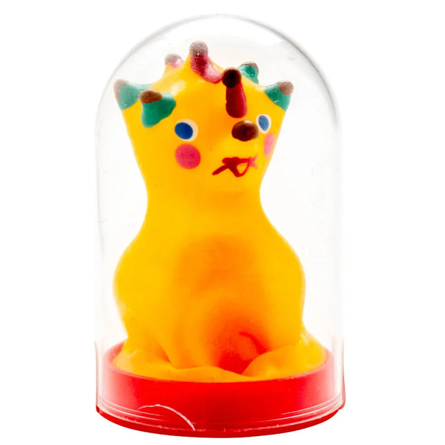 Ein handbemalter gelber gummiente novelty kondom im klaren glaskuppel auf rotem sockel von condomerie