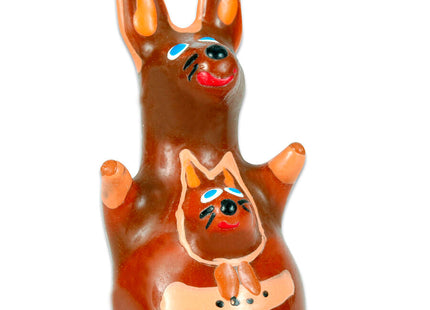 Chocolate bunny figurine mit kleinem hasenmotiv auf dem bauch handbemalt blaue augen rote lippen orange ohren condomerie kanguru modell 1