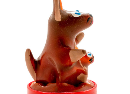 Braune keramik kangaroo figurin mit blauen augen und kleinem joey in der tasche auf rotem rundem sockel kondomerie handbemalte neuheitskondome kangaroo modell 1