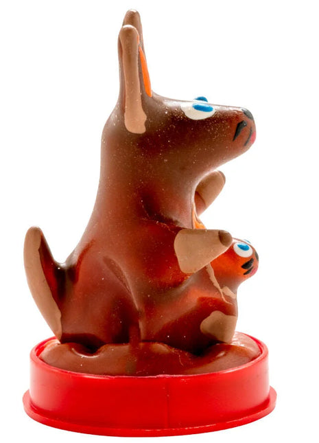 Braune keramik kangaroo figurin mit blauen augen und kleinem joey in der tasche auf rotem rundem sockel kondomerie handbemalte neuheitskondome kangaroo modell 1