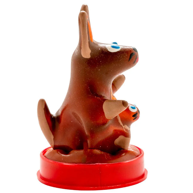 Braune keramik kangaroo figurin mit blauen augen und kleinem joey in der tasche auf rotem rundem sockel kondomerie handbemalte neuheitskondome kangaroo modell 1