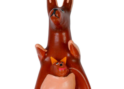 Braune keramik-känguru-figur mit handbemalten neuheitskondomen modell xl und oranger joey im beutel