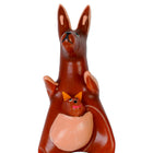Braune keramik-känguru-figur mit handbemalten neuheitskondomen modell xl und oranger joey im beutel