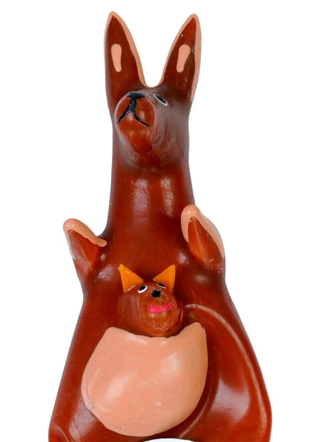 Braune keramik-känguru-figur mit handbemalten neuheitskondomen modell xl und oranger joey im beutel