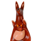 Braune keramik-känguru-figur mit handbemalten neuheitskondomen modell xl und oranger joey im beutel