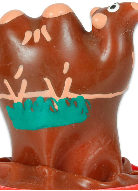 Braune kunststoff-kamelfigur mit pinken akzenten und türkisem grasdetail von condomerie handbemalte neuheitskondome kamel
