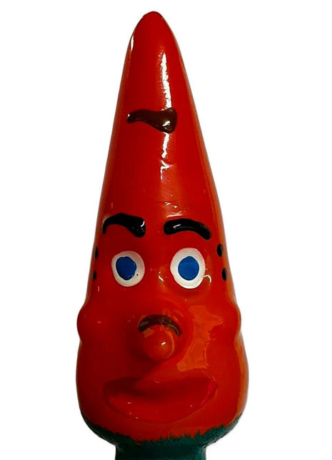Glänzende rote chili-pfefferförmige figur mit handbemalten schwarzen augenbrauen, blauen augen und lächelndem gesicht für condomerie handbemalte neuheitskondome karotte xl