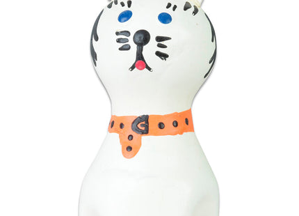 Weiße keramik katzenfigur mit blauen augen, schwarzen schnurrhaaren, roten zunge und orangem halsband aus condomerie