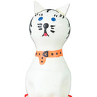 Weiße keramik katzenfigur mit blauen augen, schwarzen schnurrhaaren, roten zunge und orangem halsband aus condomerie