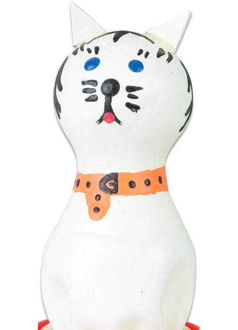 Weiße keramik katzenfigur mit blauen augen, schwarzen schnurrhaaren, roten zunge und orangem halsband aus condomerie