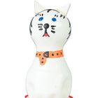 Weiße keramik katzenfigur mit blauen augen, schwarzen schnurrhaaren, roten zunge und orangem halsband aus condomerie