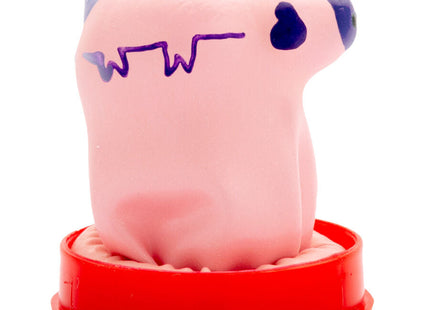 Pink stressball in schweineform mit lila linie und schwarzem herz auf rotem plastiksockel von condomerie