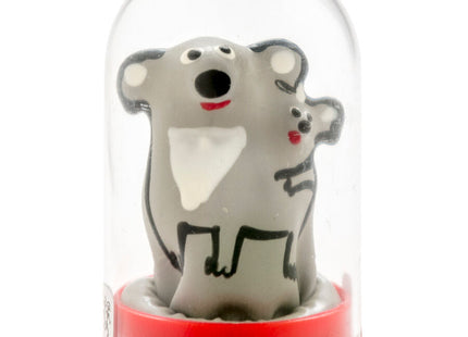 Gray keramik koala figurine mit schwarzen linien und roten akzenten unter glaskuppel auf rotem sockel aus conderie handbemalte neuheitskondome
