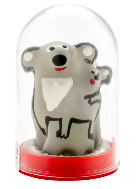 Gray keramik koala figurine mit schwarzen linien und roten akzenten unter glaskuppel auf rotem sockel aus conderie handbemalte neuheitskondome