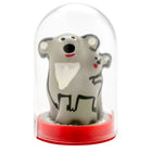 Gray keramik koala figurine mit schwarzen linien und roten akzenten unter glaskuppel auf rotem sockel aus conderie handbemalte neuheitskondome