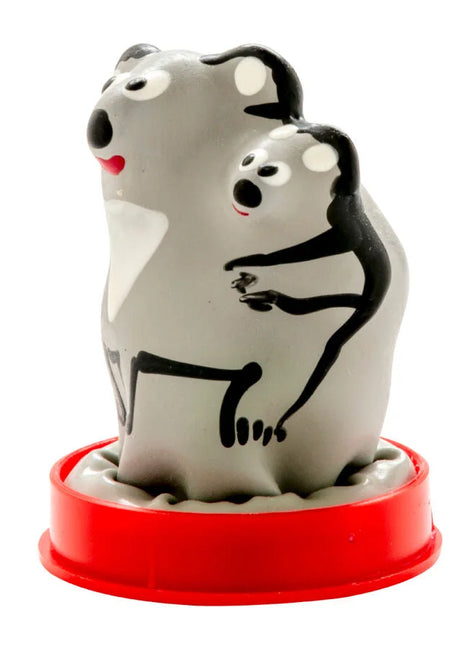 Handbemaltes neuheitskondom koala mit jungem als graue und schwarze figurine auf rotem plastiksockel