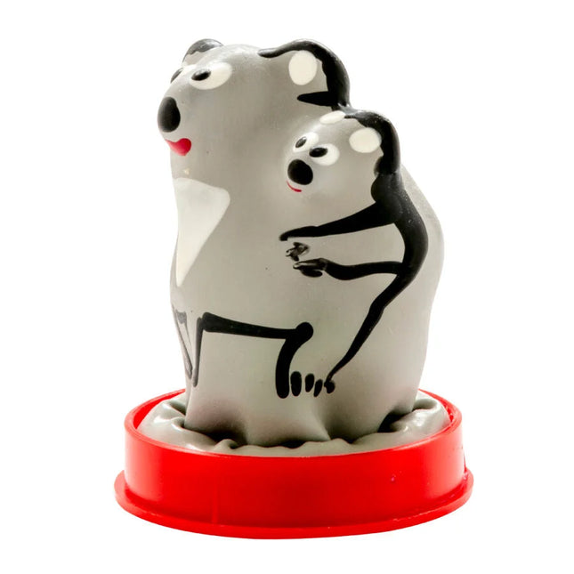 Handbemaltes neuheitskondom koala mit jungem als graue und schwarze figurine auf rotem plastiksockel
