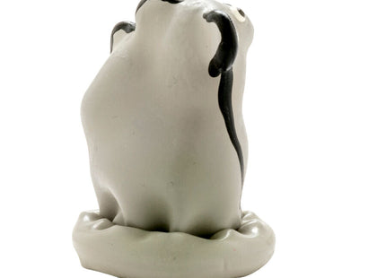 Weiße keramikfigur eines sitzenden frosches mit schwarz bemalten details in condomerie handbemalte neuheitskondome koala junge