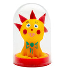 Eine gelbe plastikfigur mit roten spitzen und blauen augen in einer klaren glaskuppel auf rotem sockel von condomerie handbemalte neuheitskondome komet