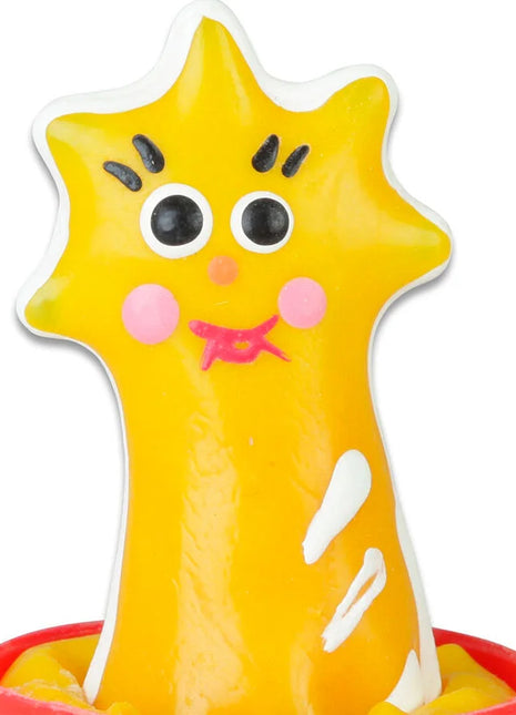 Ein fröhliches gelbes sternförmiges spielzeug mit schwarzen augen, rosa wangen und lächelndem mund von conderie handbemalte neuheitskondome komet