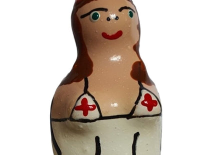 Handbemalte krankenschwester figur aus kondomerie mit beigem körper braunen haaren rotem kreuz auf hut und bikinioberteil