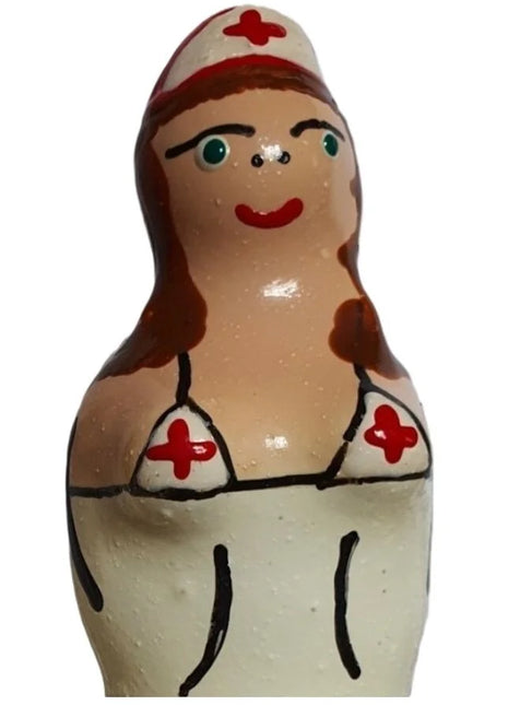 Handbemalte krankenschwester figur aus kondomerie mit beigem körper braunen haaren rotem kreuz auf hut und bikinioberteil