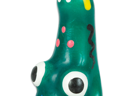 Ein grünes glänzendes kunststoffkrokodil mit großen weißen augen und gelbem streifen auf dem kopf von condomerie handbemalte neuheitskondome kroko modell 1