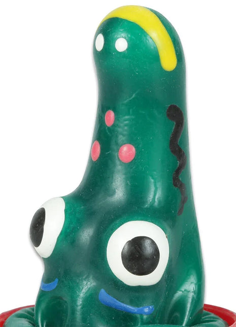 Ein grünes glänzendes kunststoffkrokodil mit großen weißen augen und gelbem streifen auf dem kopf von condomerie handbemalte neuheitskondome kroko modell 1
