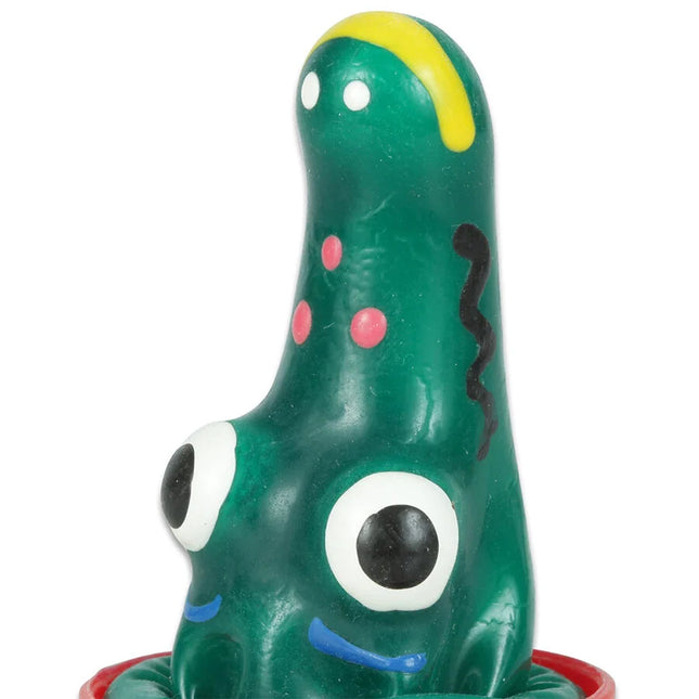 Ein grünes glänzendes kunststoffkrokodil mit großen weißen augen und gelbem streifen auf dem kopf von condomerie handbemalte neuheitskondome kroko modell 1