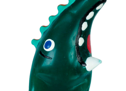 Ein glänzendes dunkelgrünes dinosaurier-krokodil modell xl aus plastik mit teal farbenen stacheln für kondome
