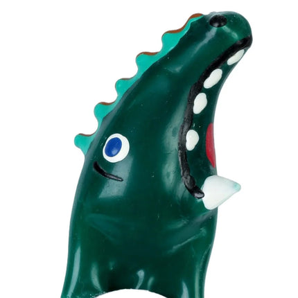 Ein glänzendes dunkelgrünes dinosaurier-krokodil modell xl aus plastik mit teal farbenen stacheln für kondome