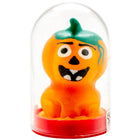 Orange kürbisförmige handbemalte kondomfigur mit grünem stiel und schwarzen details in glaskuppel auf rotem sockel