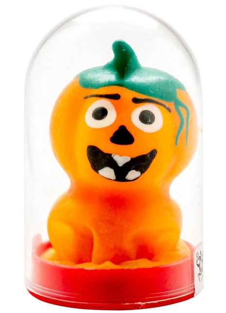 Orange kürbisförmige handbemalte kondomfigur mit grünem stiel und schwarzen details in glaskuppel auf rotem sockel