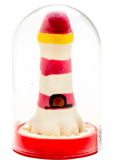Ein rotes weißes und gelbes handbemaltes Leuchtturm-Kondom in einer glaskuppel von Condomerie