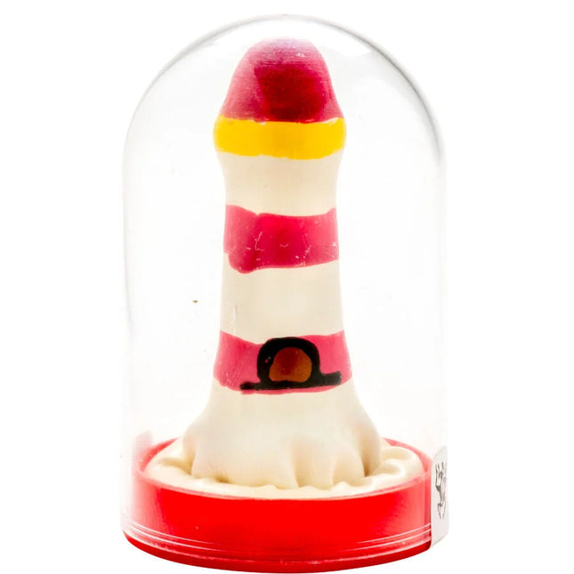 Ein rotes weißes und gelbes handbemaltes Leuchtturm-Kondom in einer glaskuppel von Condomerie