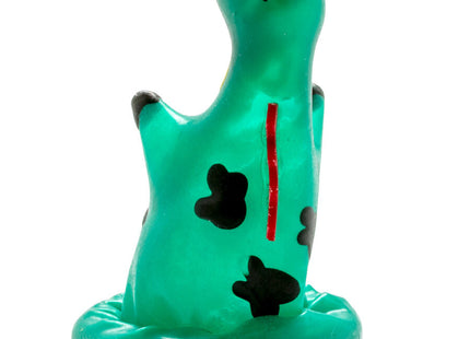 Ein durchsichtiges tealfarbenes plastik-dinosaurierfiguren-condom mit schwarzen punkten und rotem streifen von condomerie