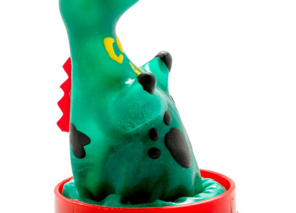 Grüner plastikdinosaurier mit schwarzen punkten und rotem stachelschwanz auf rotem sockel im condomerie loch ness monster kondomdesign