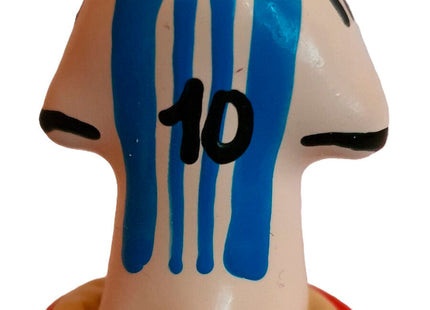 Glänzende keramikfigur in form eines fußballtrikots blau weiß gestreift nummer 10 auf der rückseite condomerie handbemalte neuheitskondome messi-trikot nr10