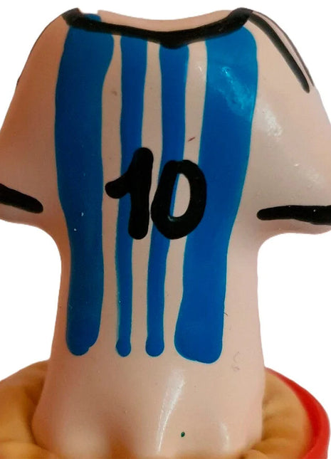 Glänzende keramikfigur in form eines fußballtrikots blau weiß gestreift nummer 10 auf der rückseite condomerie handbemalte neuheitskondome messi-trikot nr10