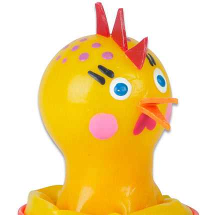 Ein bright yellow plastik hühnerspielzeug mit rotem kamm, rosa wangen und gepunktetem kopf für condomerie handbemalte neuheitskondome