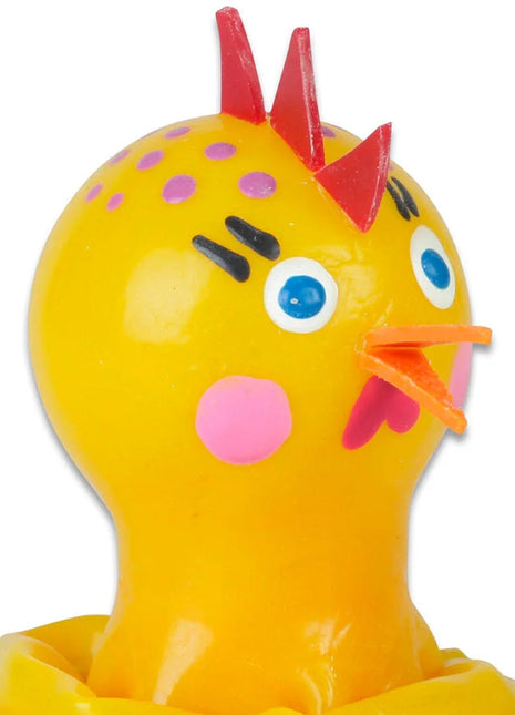 Ein bright yellow plastik hühnerspielzeug mit rotem kamm, rosa wangen und gepunktetem kopf für condomerie handbemalte neuheitskondome