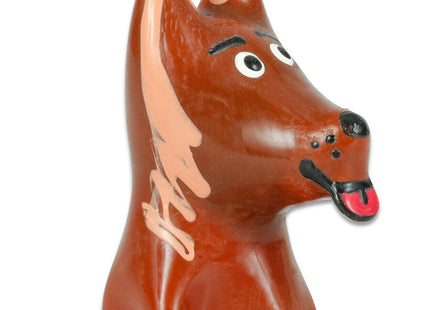 Glänzende braune keramikfigur eines cartoon-hundes mit rosa ohren in handbemalten neuheitskondomen von condomerie