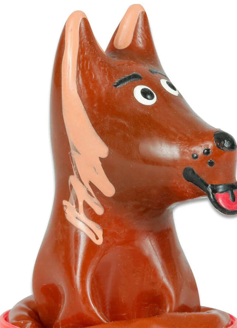 Glänzende braune keramikfigur eines cartoon-hundes mit rosa ohren in handbemalten neuheitskondomen von condomerie