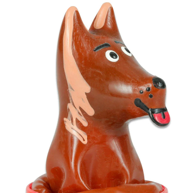 Glänzende braune keramikfigur eines cartoon-hundes mit rosa ohren in handbemalten neuheitskondomen von condomerie