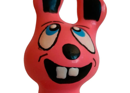 Handbemaltes neuheitskondom mit lachendem rosa gummi-hasen mit schwarzen ohreninnenflächen und blauen augen