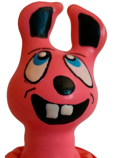 Handbemaltes neuheitskondom mit lachendem rosa gummi-hasen mit schwarzen ohreninnenflächen und blauen augen