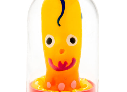 Eine fröhliche gelbe gummi-octopus spielzeug mit blauem streifen und rosa lächeln in klarer kuppel von condermerie handbemalte kondome