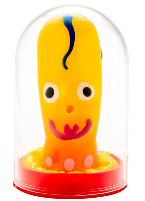 Eine fröhliche gelbe gummi-octopus spielzeug mit blauem streifen und rosa lächeln in klarer kuppel von condermerie handbemalte kondome